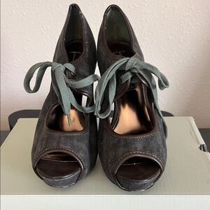 Stylish Women's Peep-Toe Heels with Green Laces